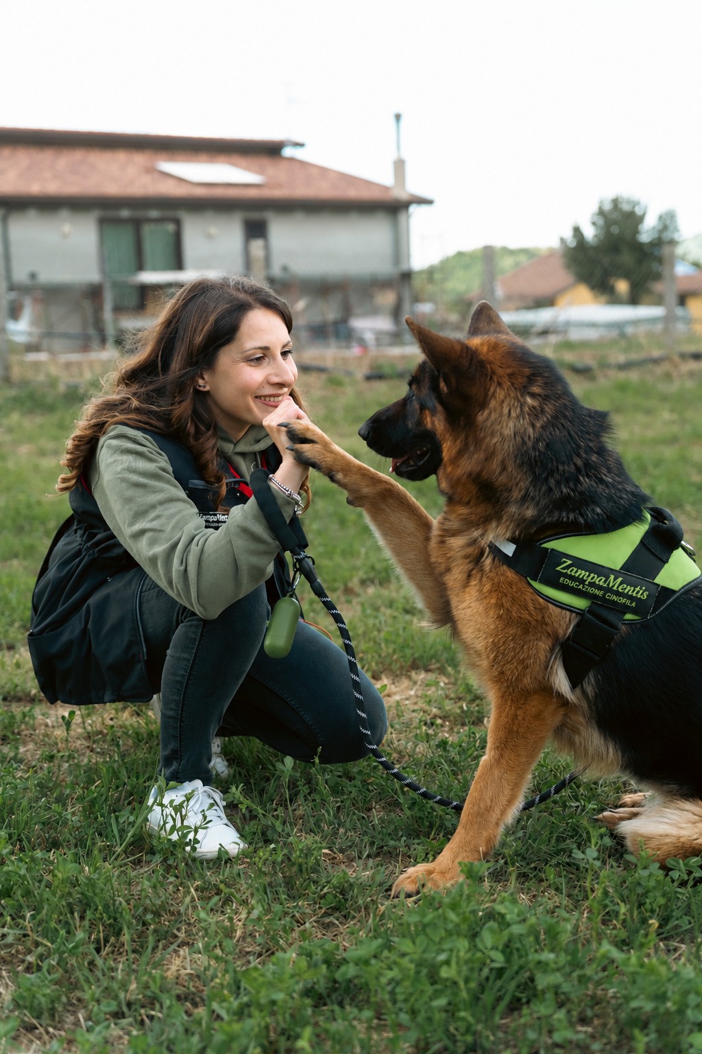 Diana Pizza con Hope, il suo Pastore Tedesco, al centro ZampaMentis